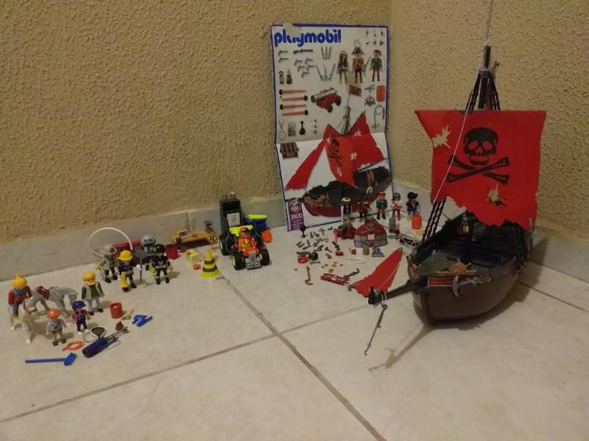 COLEÇÃO PLAYMOBIL, com Navio Pirata, carrinho de Fricção e Outros