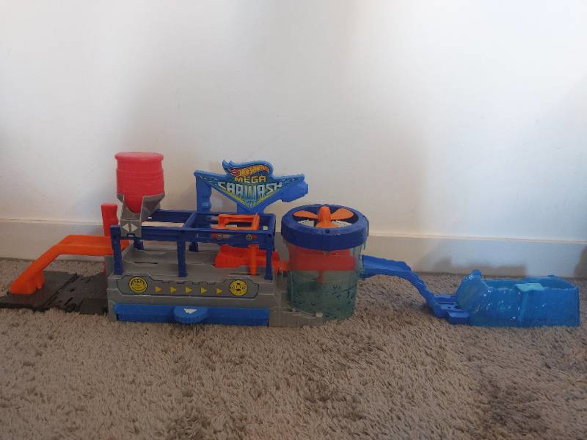 Hot Wheels Mega Lava Rápido (Mega Carwash, modelo FTB66)