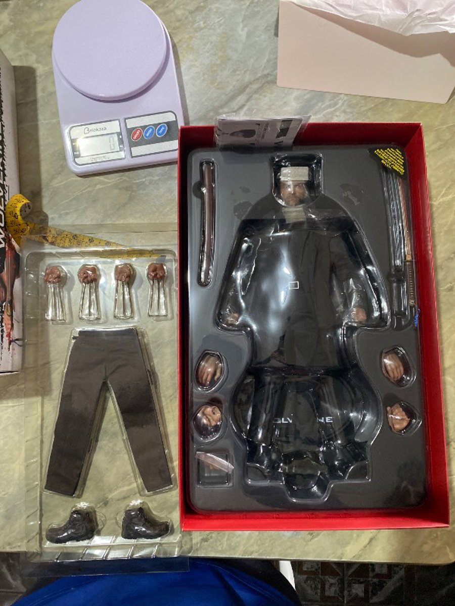 The wolverine 1/6 scale collectible figure